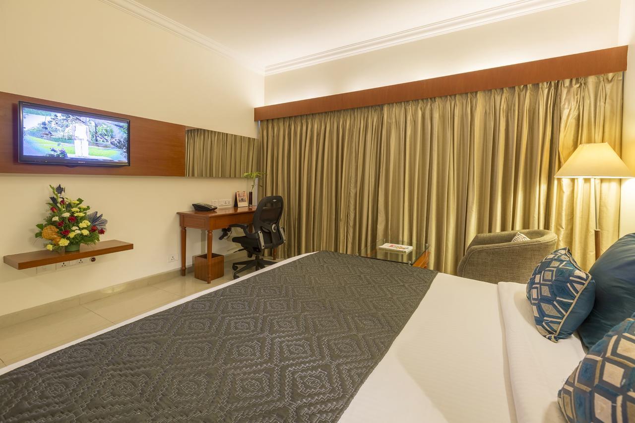 Hotel Naveen Lakeside Hubli Exterior photo