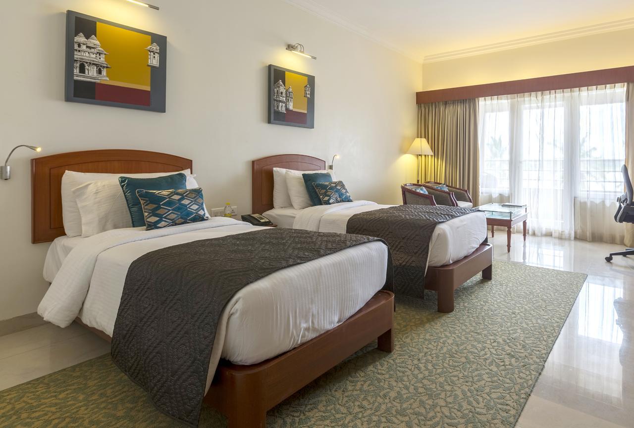 Hotel Naveen Lakeside Hubli Exterior photo