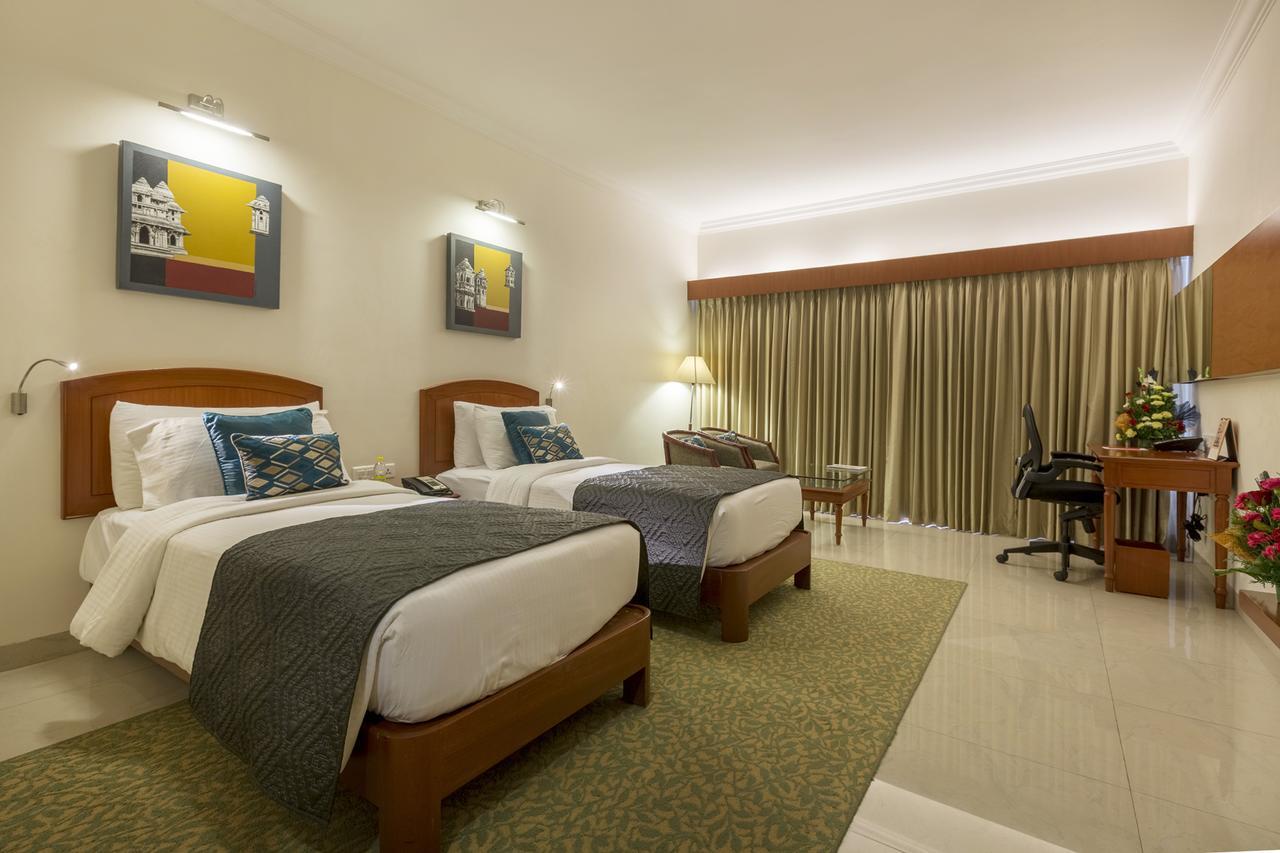 Hotel Naveen Lakeside Hubli Exterior photo