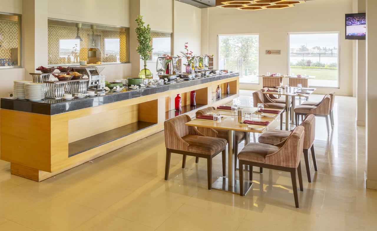 Hotel Naveen Lakeside Hubli Exterior photo