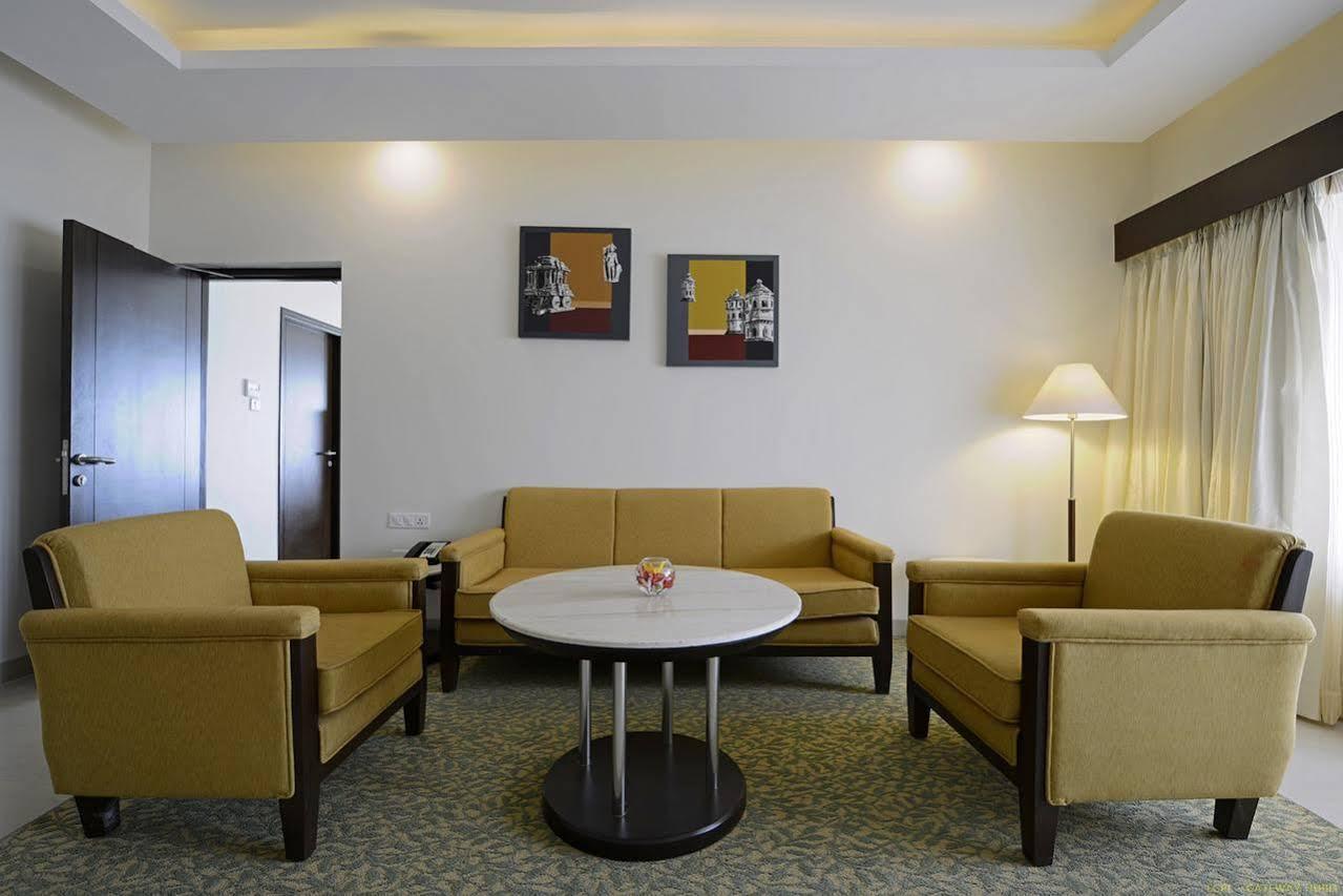 Hotel Naveen Lakeside Hubli Exterior photo