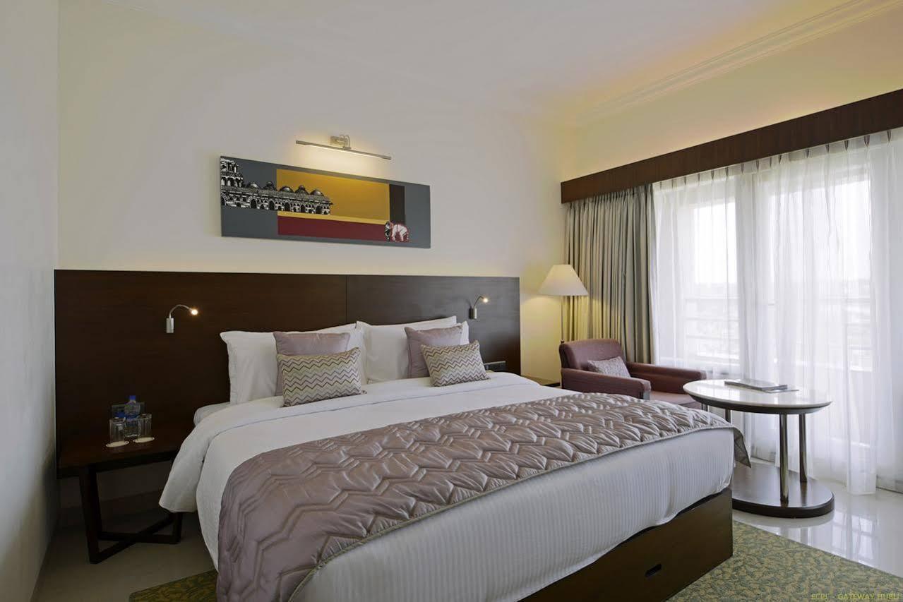 Hotel Naveen Lakeside Hubli Exterior photo
