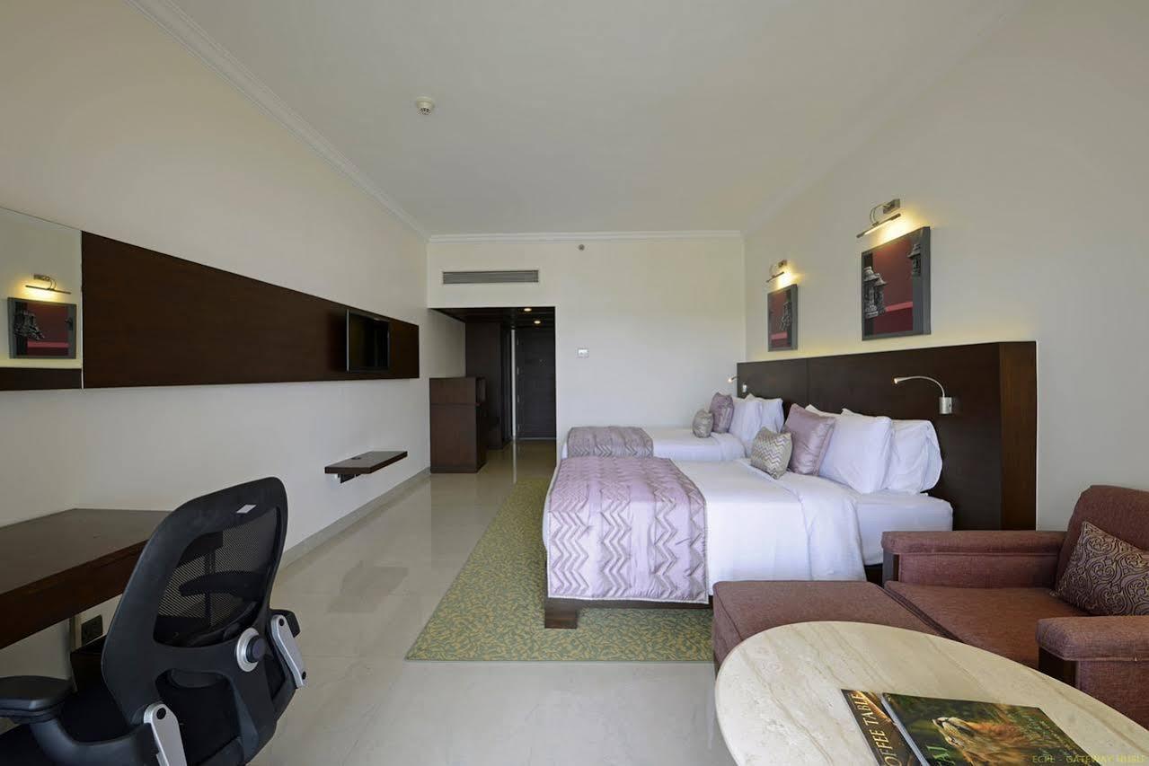 Hotel Naveen Lakeside Hubli Exterior photo