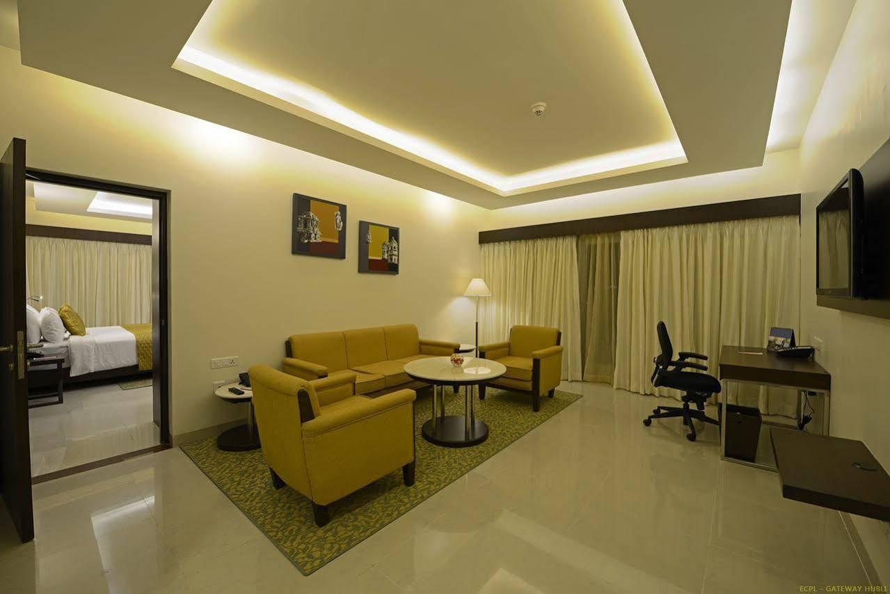 Hotel Naveen Lakeside Hubli Exterior photo